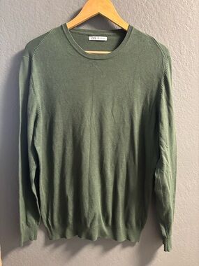 Zara Men's Knit Sweater in olive green with a crew neck med